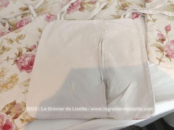 Fait main et réalisé dans beau tissus d'ameublement écru aux dessins de roses, voici un assortiment de 8 dessus de chaises avec 2 nouettes.