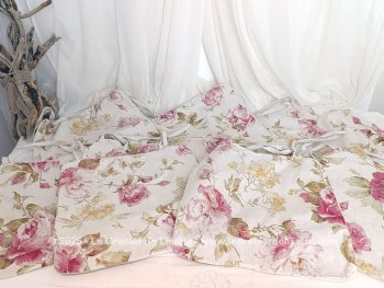 Fait main et réalisé dans beau tissus d'ameublement écru aux dessins de roses, voici un assortiment de 8 dessus de chaises avec 2 nouettes.