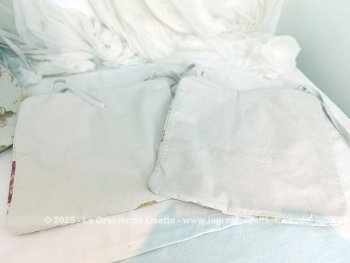 Fait main et réalisé dans beau tissus d'ameublement écru aux dessins de roses, voici un assortiment de 8 dessus de chaises avec 2 nouettes.