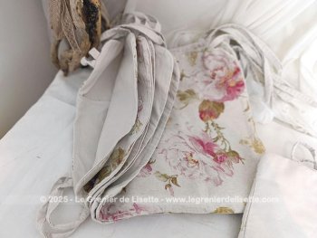 Fait main et réalisé dans beau tissus d'ameublement écru aux dessins de roses, voici un assortiment de 8 dessus de chaises avec 2 nouettes.