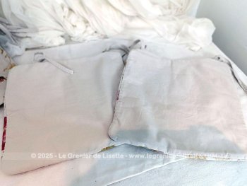 Fait main et réalisé dans beau tissus d'ameublement écru aux dessins de roses, voici un assortiment de 8 dessus de chaises avec 2 nouettes.