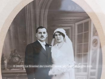 Sur 27 x 21 x 1cm, voici un cadre en bois peint couleur vieil argent  avec des fleurs en reliefs aux angles et  mettant en valeur une photo d'un mariage du début du siècle.  Tout dans ce cadre nous transporte avec nostalgie dans le monde vintage des années 30!