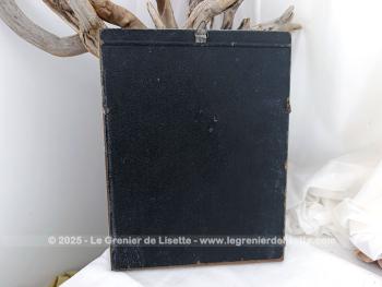 Sur 27 x 21 x 1cm, voici un cadre en bois peint couleur vieil argent  avec des fleurs en reliefs aux angles et  mettant en valeur une photo d'un mariage du début du siècle.  Tout dans ce cadre nous transporte avec nostalgie dans le monde vintage des années 30!