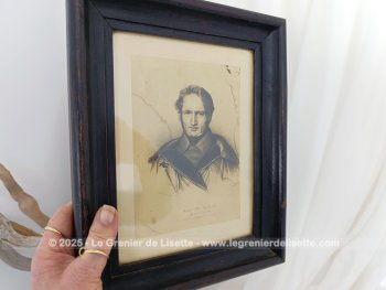 En bois noirci, voici un cadre ancien en bois noirci mettant en valeur la copie d'une lithographie du portrait de Henry Pyt réalisé par Zephirin Felix Jean Marius Belliard .