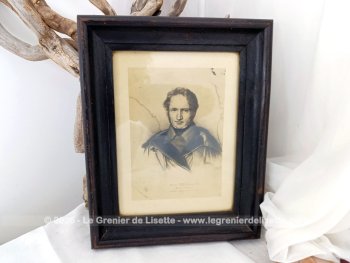 En bois noirci, voici un cadre ancien en bois noirci mettant en valeur la copie d'une lithographie du portrait de Henry Pyt réalisé par Zephirin Felix Jean Marius Belliard .