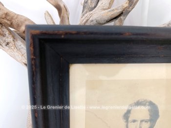 En bois noirci, voici un cadre ancien en bois noirci mettant en valeur la copie d'une lithographie du portrait de Henry Pyt réalisé par Zephirin Felix Jean Marius Belliard .