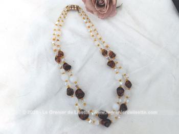 Collier vintage en double rangs réalisé avec des perles de verre couleur ambre, couleur opaque et translucides le tout en taille croissante , entremêlées par des petites perles ocre entre chaque perles. Fermoir avec strass.