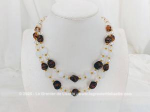 Collier vintage en double rangs réalisé avec des perles de verre couleur ambre, couleur opaque et translucides le tout en taille croissante , entremêlées par des petites perles ocre entre chaque perles. Fermoir avec strass.