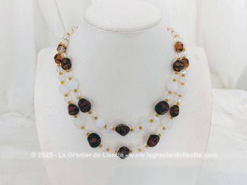 Collier vintage en double rangs réalisé avec des perles de verre couleur ambre, couleur opaque et translucides le tout en taille croissante , entremêlées par des petites perles ocre entre chaque perles. Fermoir avec strass.