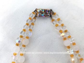 Collier vintage en double rangs réalisé avec des perles de verre couleur ambre, couleur opaque et translucides le tout en taille croissante , entremêlées par des petites perles ocre entre chaque perles. Fermoir avec strass.