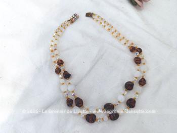 Collier vintage en double rangs réalisé avec des perles de verre couleur ambre, couleur opaque et translucides le tout en taille croissante , entremêlées par des petites perles ocre entre chaque perles. Fermoir avec strass.