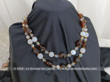 Collier vintage en double rangs réalisé avec des perles de verre couleur ambre, couleur opaque et translucides le tout en taille croissante , entremêlées par des petites perles ocre entre chaque perles. Fermoir avec strass.