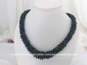 Collier perles de rocaille tons irisés bleu