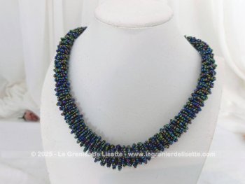 Collier perles de rocaille tons irisés bleu