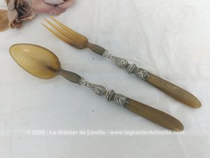 Anciens couverts à salade, une fourchette et une cuillère en bakélite avec sur le manche une partie en métal argenté ouvragé.
