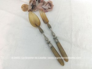 Anciens couverts à salade, bakélite et métal argenté ouvragé