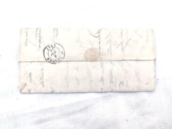 Agée de plus de 174 ans, voici une ancienne petite lettre pli datée du 3 mai 1851, expédiée de St Malo et adressée à ami, Notaire de Saint Servan.