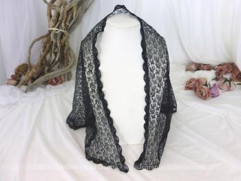 De forme triangulaire, voici une mantille vintage en fine dentelle noire toute en dentelle mécanique belle et délicate représentant de petites fleurs avec une bordure réalisée en vagues.