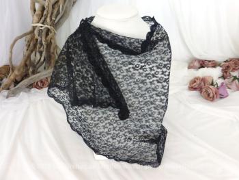 De forme triangulaire, voici une mantille vintage en fine dentelle noire toute en dentelle mécanique belle et délicate représentant de petites fleurs avec une bordure réalisée en vagues.