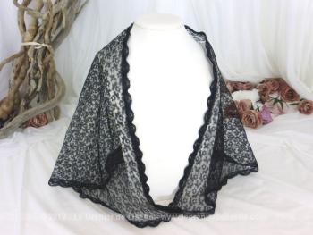 De forme triangulaire, voici une mantille vintage en fine dentelle noire toute en dentelle mécanique belle et délicate représentant de petites fleurs avec une bordure réalisée en vagues.