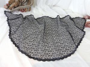 Mantille demi-lune en fine dentelle noire