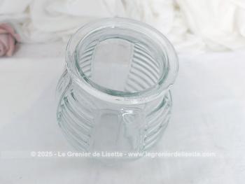 Voici un beau vase vintage des années 50/60 de 18 cm de haut, en verre moulé, dans un style Art Déco avec des stries en reliefs sur 4 parties. Pour faire de beaux bouquets ou mettre de gros bulbes.