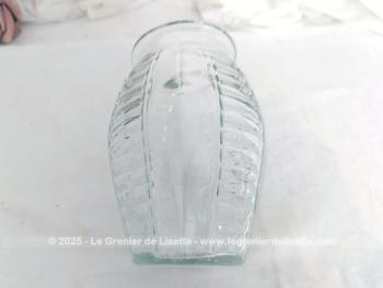 Voici un beau vase vintage des années 50/60 de 18 cm de haut, en verre moulé, dans un style Art Déco avec des stries en reliefs sur 4 parties. Pour faire de beaux bouquets ou mettre de gros bulbes.