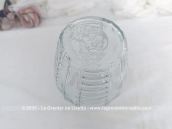 Voici un beau vase vintage des années 50/60 de 18 cm de haut, en verre moulé, dans un style Art Déco avec des stries en reliefs sur 4 parties. Pour faire de beaux bouquets ou mettre de gros bulbes.