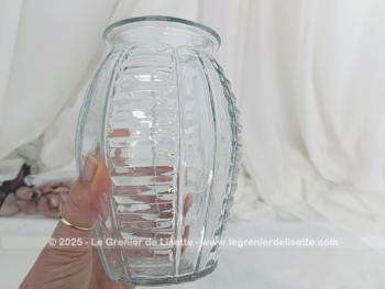 Voici un beau vase vintage des années 50/60 de 18 cm de haut, en verre moulé, dans un style Art Déco avec des stries en reliefs sur 4 parties. Pour faire de beaux bouquets ou mettre de gros bulbes.