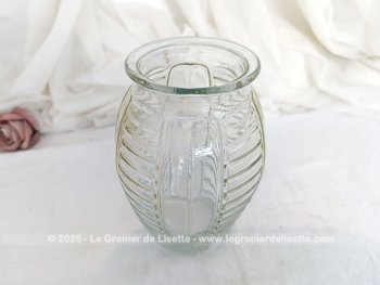 Voici un beau vase vintage des années 50/60 de 18 cm de haut, en verre moulé avec de très très légers reflets ocre par endroit, dans un style Art Déco avec des stries en reliefs sur 4 parties. Pour faire de beaux bouquets ou mettre de gros bulbes.