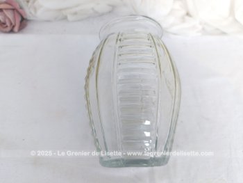 Voici un beau vase vintage des années 50/60 de 18 cm de haut, en verre moulé avec de très très légers reflets ocre par endroit, dans un style Art Déco avec des stries en reliefs sur 4 parties. Pour faire de beaux bouquets ou mettre de gros bulbes.