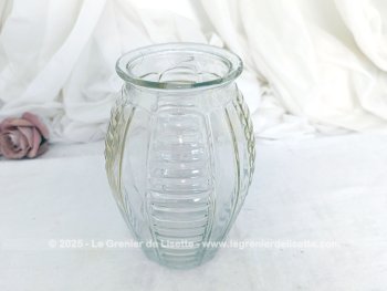 Voici un beau vase vintage des années 50/60 de 18 cm de haut, en verre moulé avec de très très légers reflets ocre par endroit, dans un style Art Déco avec des stries en reliefs sur 4 parties. Pour faire de beaux bouquets ou mettre de gros bulbes.