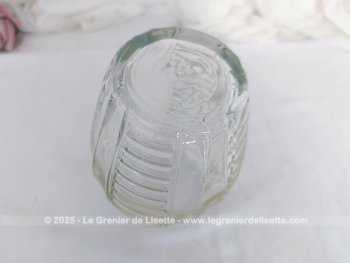 Voici un beau vase vintage des années 50/60 de 18 cm de haut, en verre moulé avec de très très légers reflets ocre par endroit, dans un style Art Déco avec des stries en reliefs sur 4 parties. Pour faire de beaux bouquets ou mettre de gros bulbes.