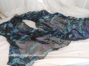 Sur 200 x 66 cm, voici une belle étole réalisée dans une superbe imitation de voile de soie bleue aux psychédéliques qui donnent de l'épaisseur au tissus.