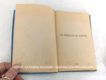 Ce petit livre signé René Jeanneret et illustré avec tendresse par Raymond Delamare, mêle récit historique et formation morale respire l’espérance d’un pays en reconstruction, porté par l’héroïsme d’une jeune fille devenue légende. Un émouvant hommage à Jeanne d’Arc.
