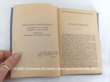Ce petit livre signé René Jeanneret et illustré avec tendresse par Raymond Delamare, mêle récit historique et formation morale respire l’espérance d’un pays en reconstruction, porté par l’héroïsme d’une jeune fille devenue légende. Un émouvant hommage à Jeanne d’Arc.