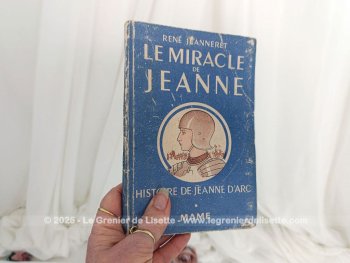 Ce petit livre signé René Jeanneret et illustré avec tendresse par Raymond Delamare, mêle récit historique et formation morale respire l’espérance d’un pays en reconstruction, porté par l’héroïsme d’une jeune fille devenue légende. Un émouvant hommage à Jeanne d’Arc.