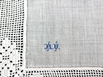 Voici un ancien mouchoir mariée fait main en étamine avec dentelle au motif de fleurs dans les angles et les deux petits monogrammes  N et U  brodés en fils bleus sur un angle de l'étamine. Pièce unique.