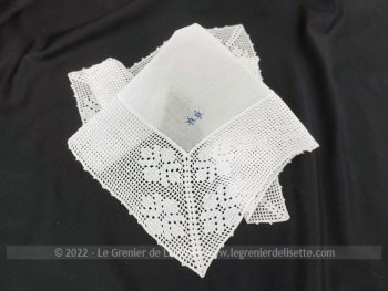 Voici un ancien mouchoir mariée fait main en étamine avec dentelle au motif de fleurs dans les angles et les deux petits monogrammes  N et U  brodés en fils bleus sur un angle de l'étamine. Pièce unique.
