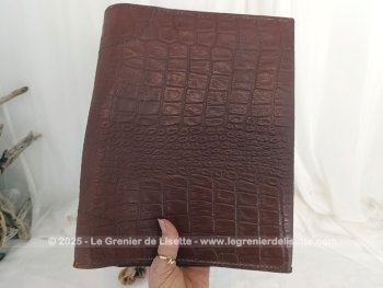 En croute de cuir fauve, imitation crocodile,  voici une sacoche de rangement de documents composée de deux parties , comme un couvre livre dont  les extrémités sont en accordéon, parfait pour des documents de 22 x 28 cm.