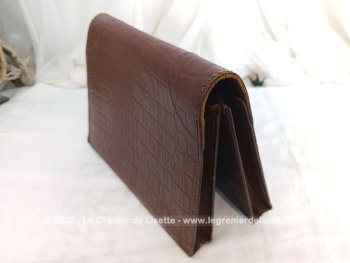 En croute de cuir fauve, imitation crocodile,  voici une sacoche de rangement de documents composée de deux parties , comme un couvre livre dont  les extrémités sont en accordéon, parfait pour des documents de 22 x 28 cm.