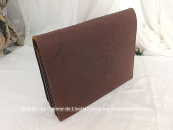 En croute de cuir fauve, imitation crocodile,  voici une sacoche de rangement de documents composée de deux parties , comme un couvre livre dont  les extrémités sont en accordéon, parfait pour des documents de 22 x 28 cm.