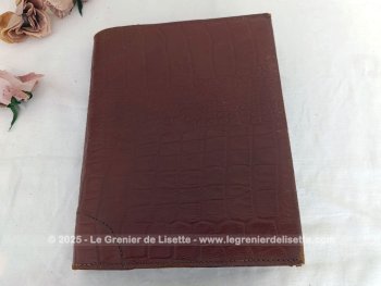 En croute de cuir fauve, imitation crocodile,  voici une sacoche de rangement de documents composée de deux parties , comme un couvre livre dont  les extrémités sont en accordéon, parfait pour des documents de 22 x 28 cm.