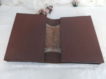En croute de cuir fauve, imitation crocodile,  voici une sacoche de rangement de documents composée de deux parties , comme un couvre livre dont  les extrémités sont en accordéon, parfait pour des documents de 22 x 28 cm.
