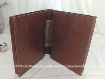En croute de cuir fauve, imitation crocodile,  voici une sacoche de rangement de documents composée de deux parties , comme un couvre livre dont  les extrémités sont en accordéon, parfait pour des documents de 22 x 28 cm.