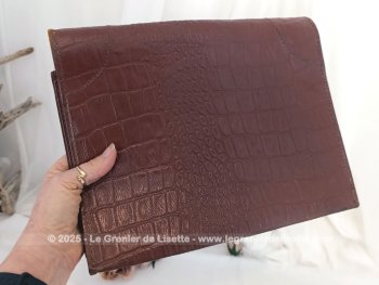 En croute de cuir fauve, imitation crocodile,  voici une sacoche de rangement de documents composée de deux parties , comme un couvre livre dont  les extrémités sont en accordéon, parfait pour des documents de 22 x 28 cm.