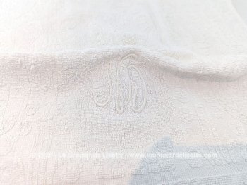 Voici une ancienne et belle serviette blanche de 50 x 114 cm en éponge, bordée aux extrémités de belles franges tressées de 9 cm de long avec les monogrammes ND brodés.