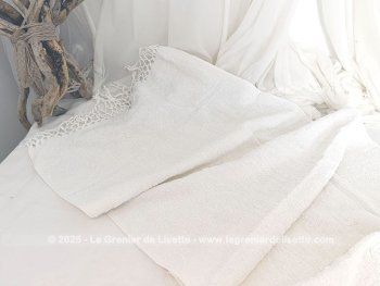 Voici une ancienne et belle serviette blanche de 50 x 114 cm en éponge, bordée aux extrémités de belles franges tressées de 9 cm de long avec les monogrammes ND brodés.