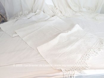 Voici une ancienne et belle serviette blanche de 50 x 114 cm en éponge, bordée aux extrémités de belles franges tressées de 9 cm de long avec les monogrammes ND brodés.