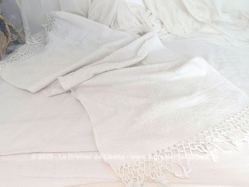 Voici une ancienne et belle serviette blanche de 50 x 114 cm en éponge, bordée aux extrémités de belles franges tressées de 9 cm de long avec les monogrammes ND brodés.